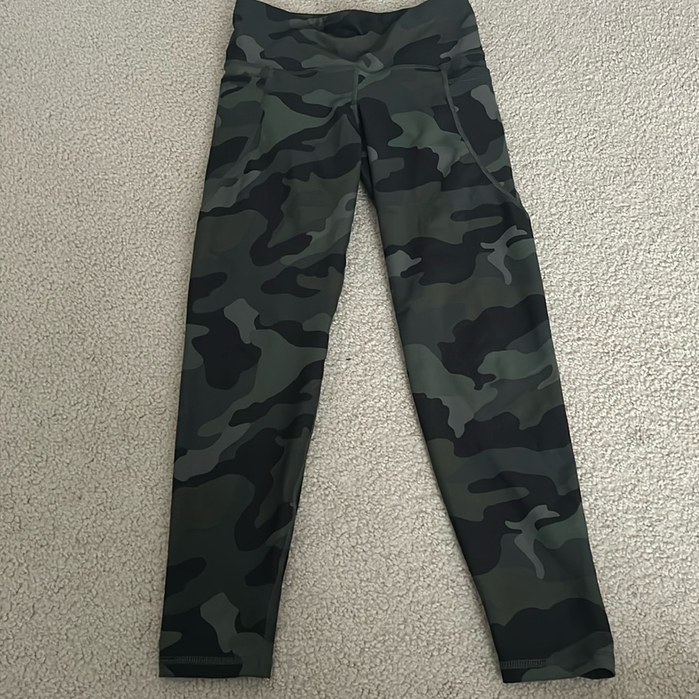 Old Navy Green Camo leggings w pockets